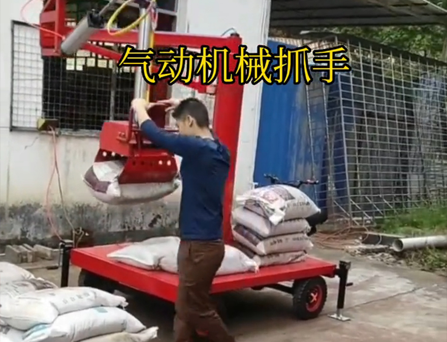 水城县机械抓手饲料抓袋机助力机械臂实用吗水城县本地气动抓取机械手化肥搬运机械机械抓手